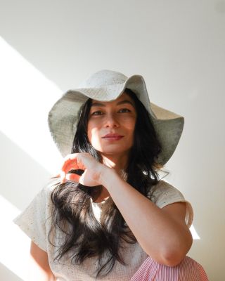 ✨ Užij si léto stylově! ✨ Podle nového střihu a foto návodu si snadno ušiješ oboustranný prázdninový klobouk se širokou...