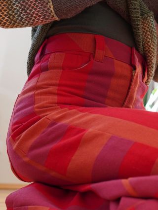 Tak to jsou ony. Moje vysněné, sedmdesátkama prudce inspirované kalhoty! Koukni na tu pidi kapsičku, jak ten pruhovaný...