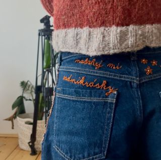 V mezičase, co finalizuju střih (a včera jsem ho už dokonce i nafotila), jsem si zrecyklovala jedny džíny. V bocích zúžila...